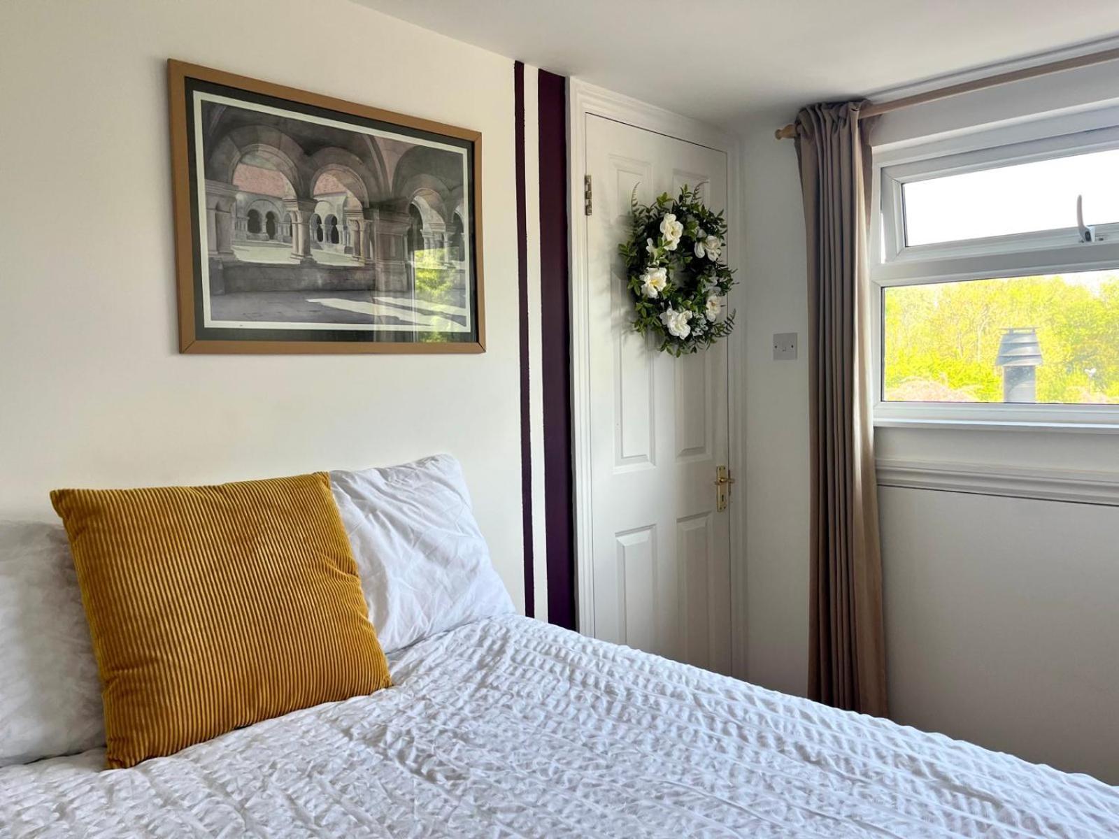 Lopez Home Crawley Ifield Экстерьер фото
